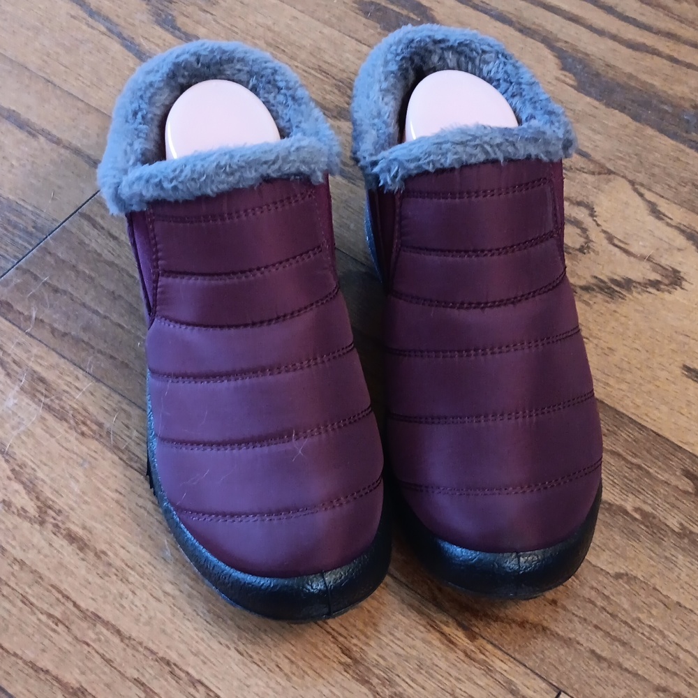 BJ WINTER SNOW  SHOES it fits more like a. 7 1/2 .